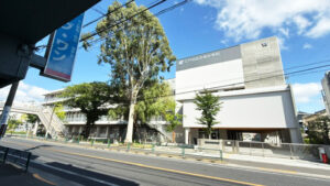 塾から見た小岩小学校