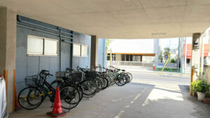 自転車置き場から見る小岩小学校正門